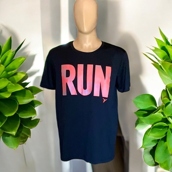 Old Navy Men's Active “RUN” Graphic Go-Dry T-Shirt - Picture 2 of 16